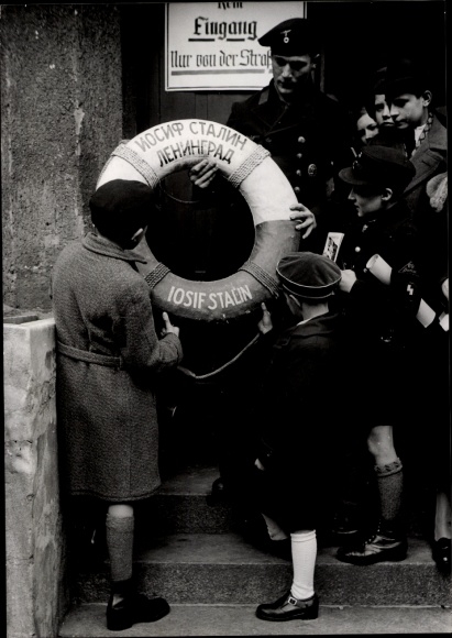Photo Wehrmacht sammelt fürs Kriegs-Winterhilfswerk 1943, Rettungsring ...