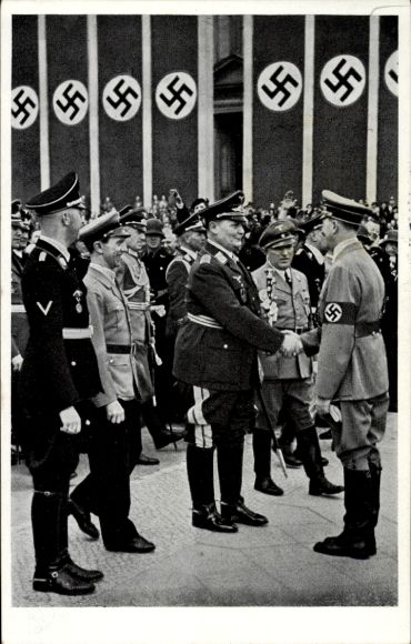 Carte postale Der Führer begrüßt seine Mitarbeiter, Hitler, Göring ...